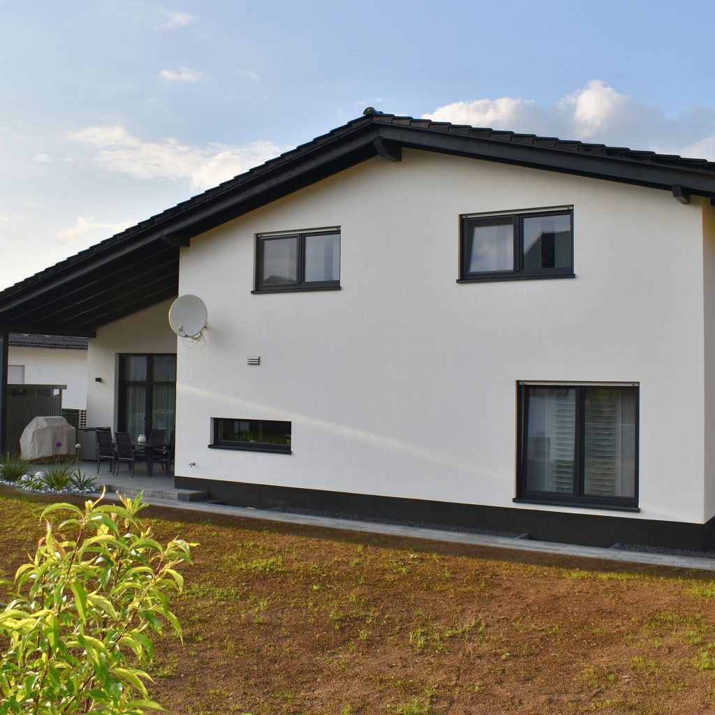 Foto Neubau Einfamilienhaus hinten rechts